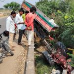 బెల్కటూరులో కల్వర్టులో పడిపోయిన నాపరాతి ట్రాక్టర్