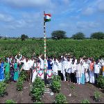 పొలంగట్ల మధ్య త్రివర్ణ పతాకం.. రైతన్నలతో కలిసి వినూత్న స్వాతంత్ర్య వేడుకలు